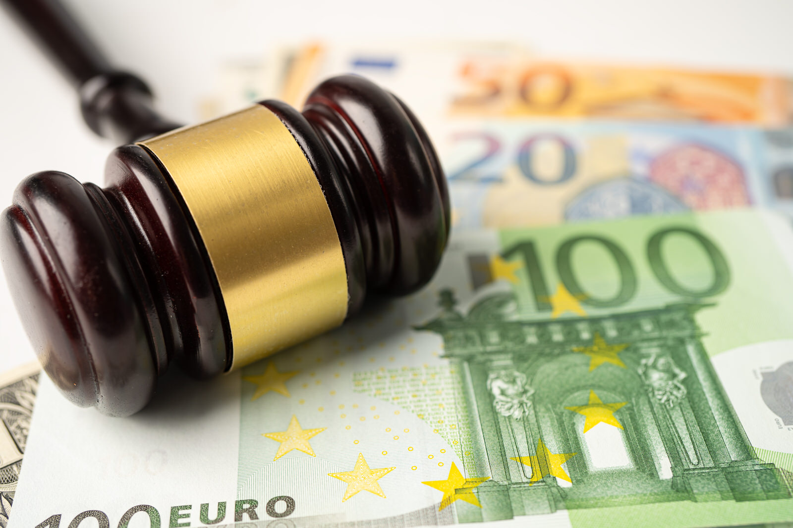 Un mazo apoyado en varios billetes de euro sugiere la implicación juridica en la decisión de una renuncia de herencia