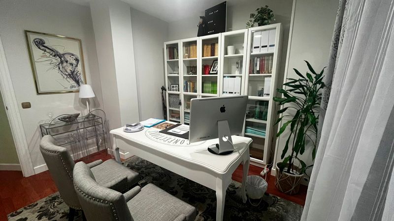 Despacho interior de Ana Calzada abogada de familia, sucesiones y civil en title="Ana Calzada Abogada de familia, sucesiones y civil en Valladolid" alt="Despacho de Ana Calzada Abogada de familia, sucesiones y civil en Valladolid 