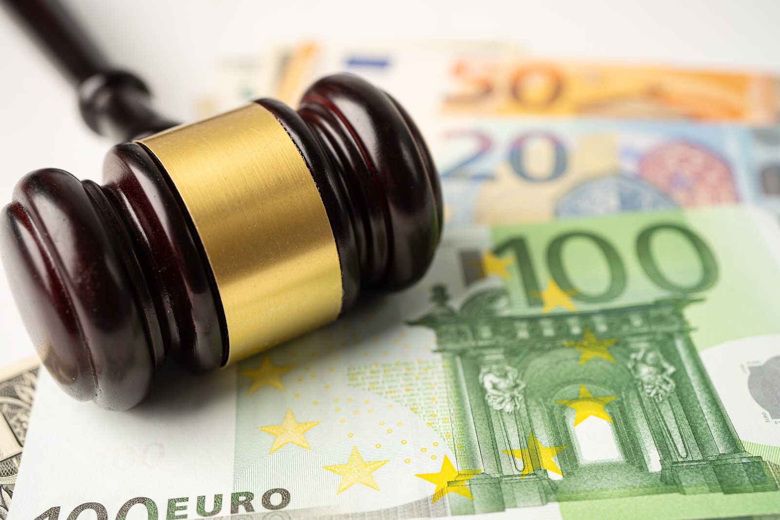 Un mazo apoyado en varios billetes de euro sugiere la implicación juridica en la decisión de una renuncia de herencia