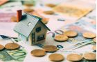 Una casa de juguete con billetes de euro simboliza las herencias y sucesiones